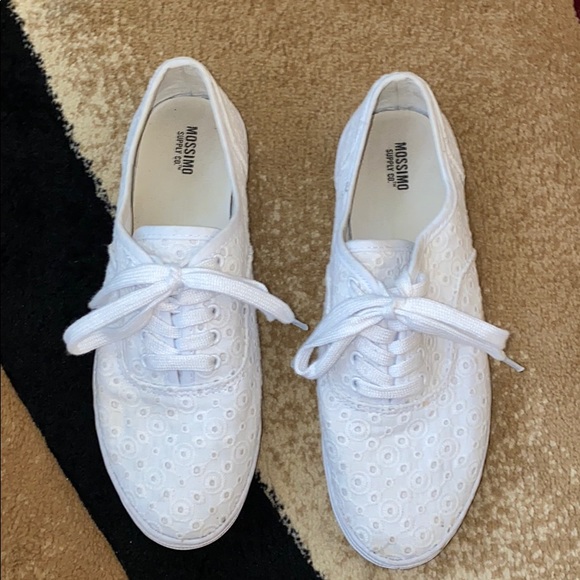 *SOLD* Sneakers👟 - Picture 3 of 9